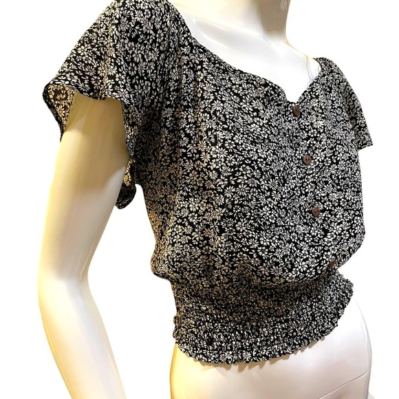 Monteau Black and White Flutter Sleeve Crop Blouse - Picture 7 of 10